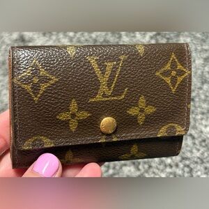 Louis Vuitton 6 ring key holder